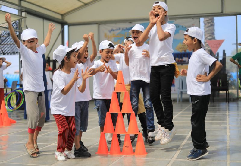 Kinder Gruppe spielt zusammen